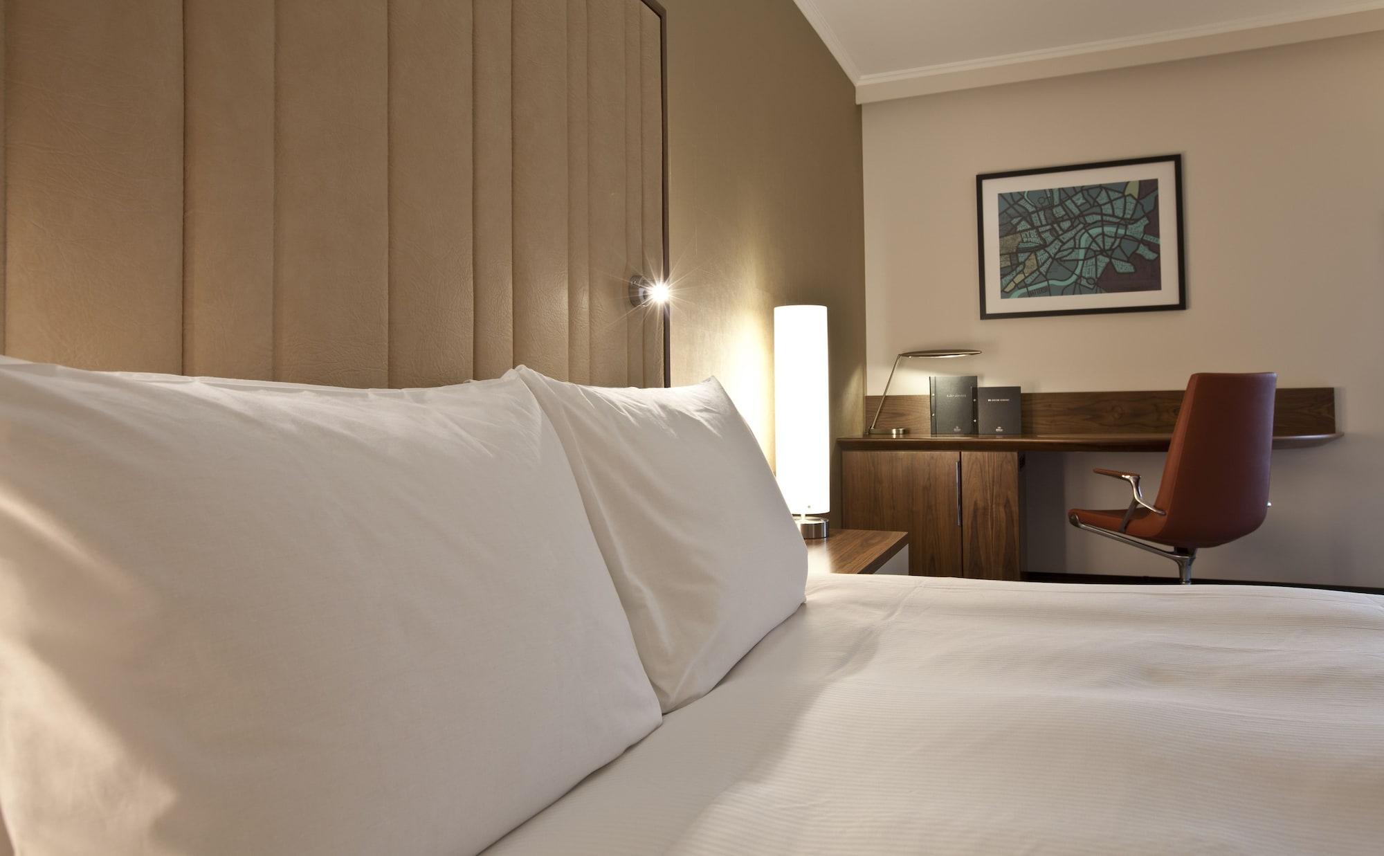 Hilton London Heathrow Airport Terminal 5 Hotel Hillingdon Exterior foto