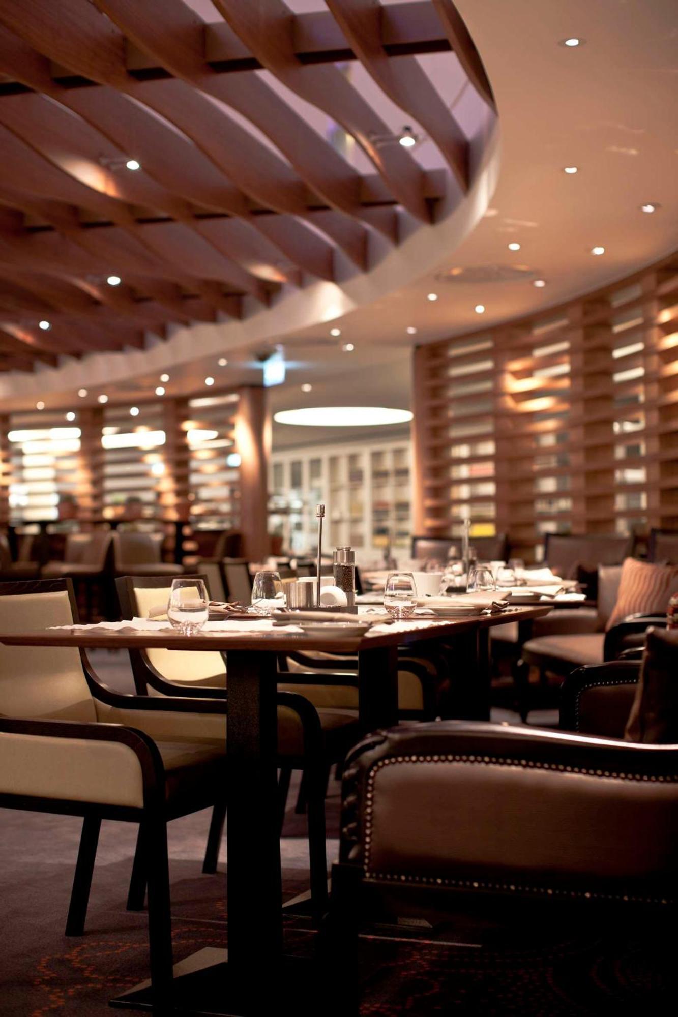 Hilton London Heathrow Airport Terminal 5 Hotel Hillingdon Exterior foto
