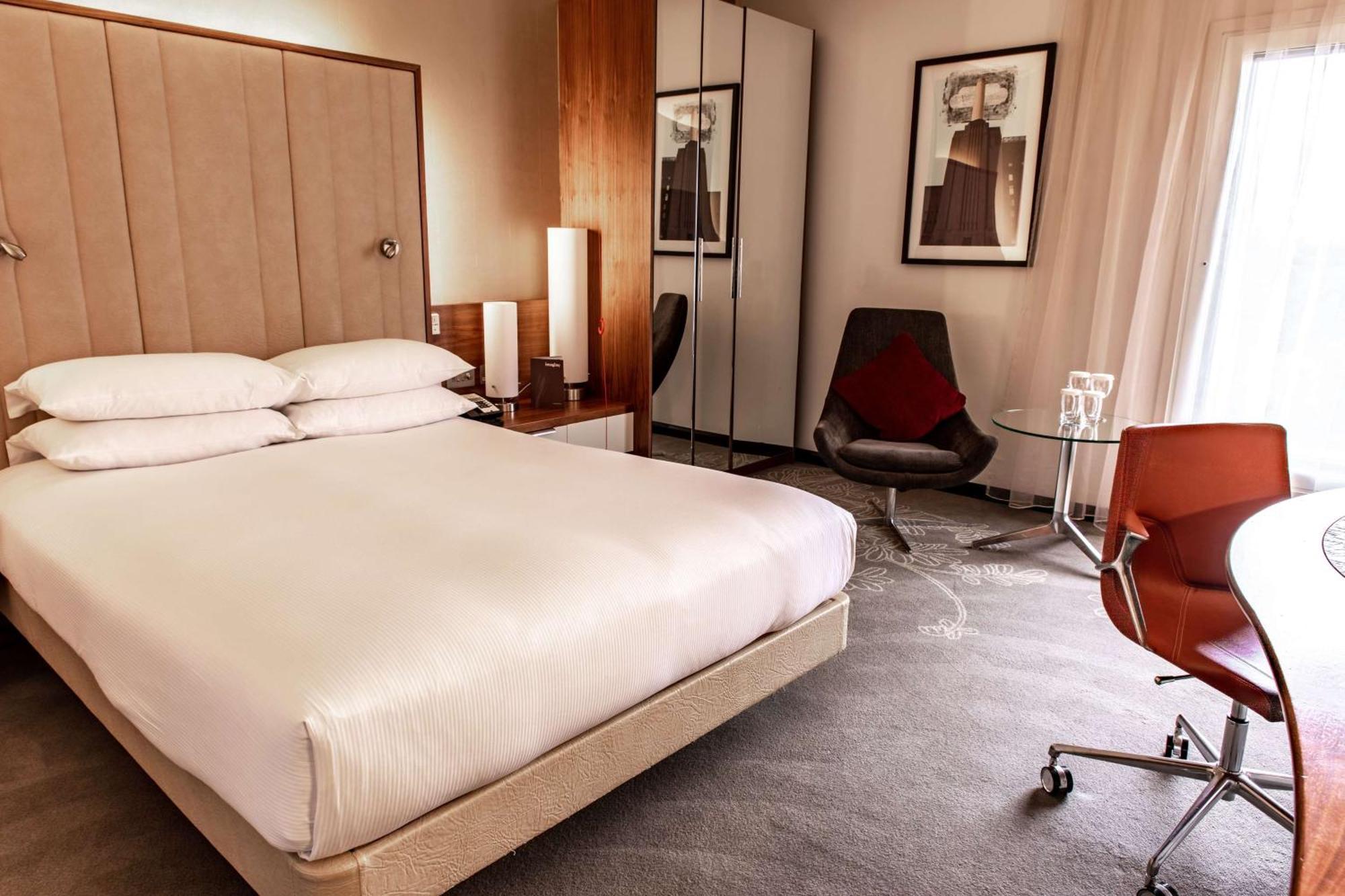 Hilton London Heathrow Airport Terminal 5 Hotel Hillingdon Exterior foto