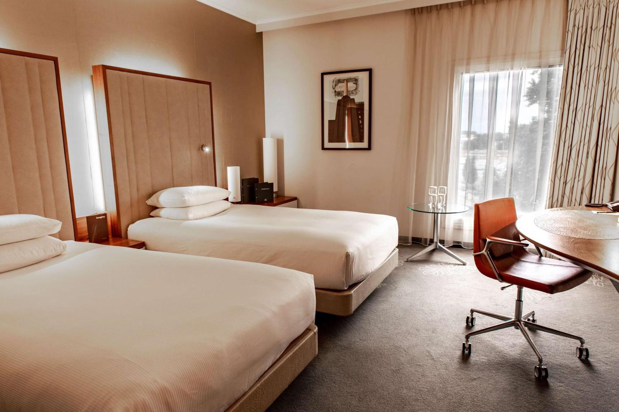 Hilton London Heathrow Airport Terminal 5 Hotel Hillingdon Exterior foto