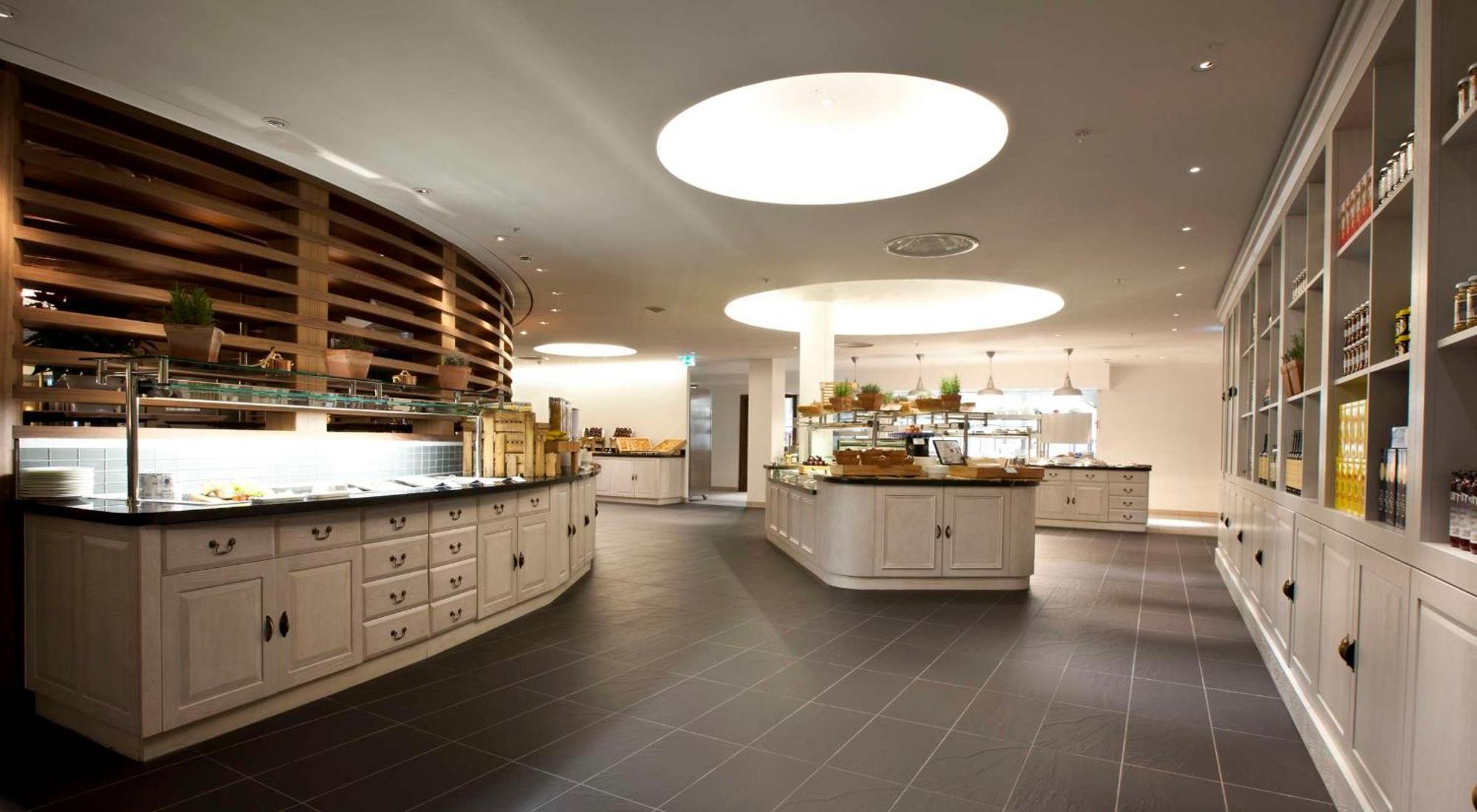 Hilton London Heathrow Airport Terminal 5 Hotel Hillingdon Exterior foto